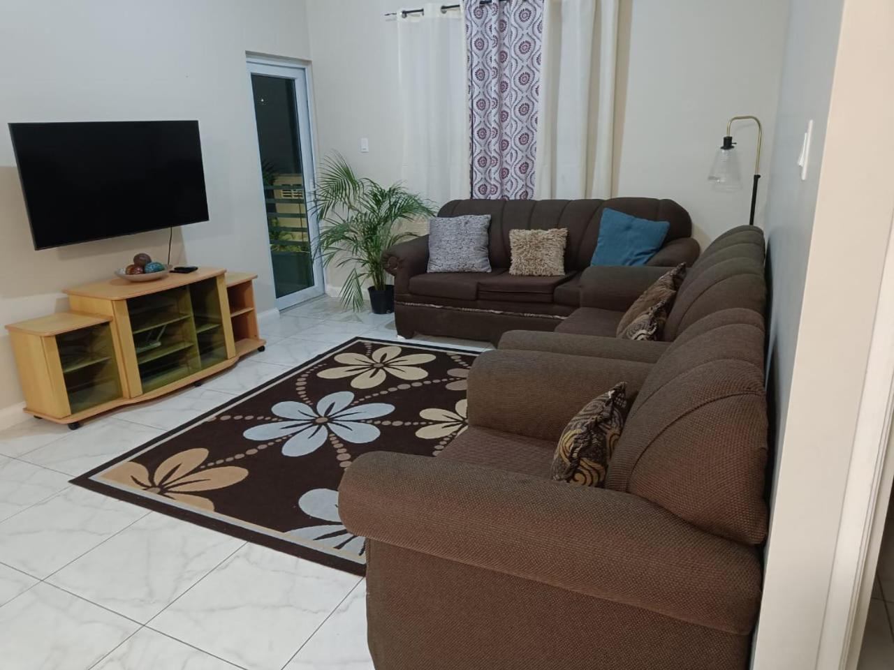 Lovely 2 Bedroom C̅ Netflix Across National Stadium Kingston Exterior foto